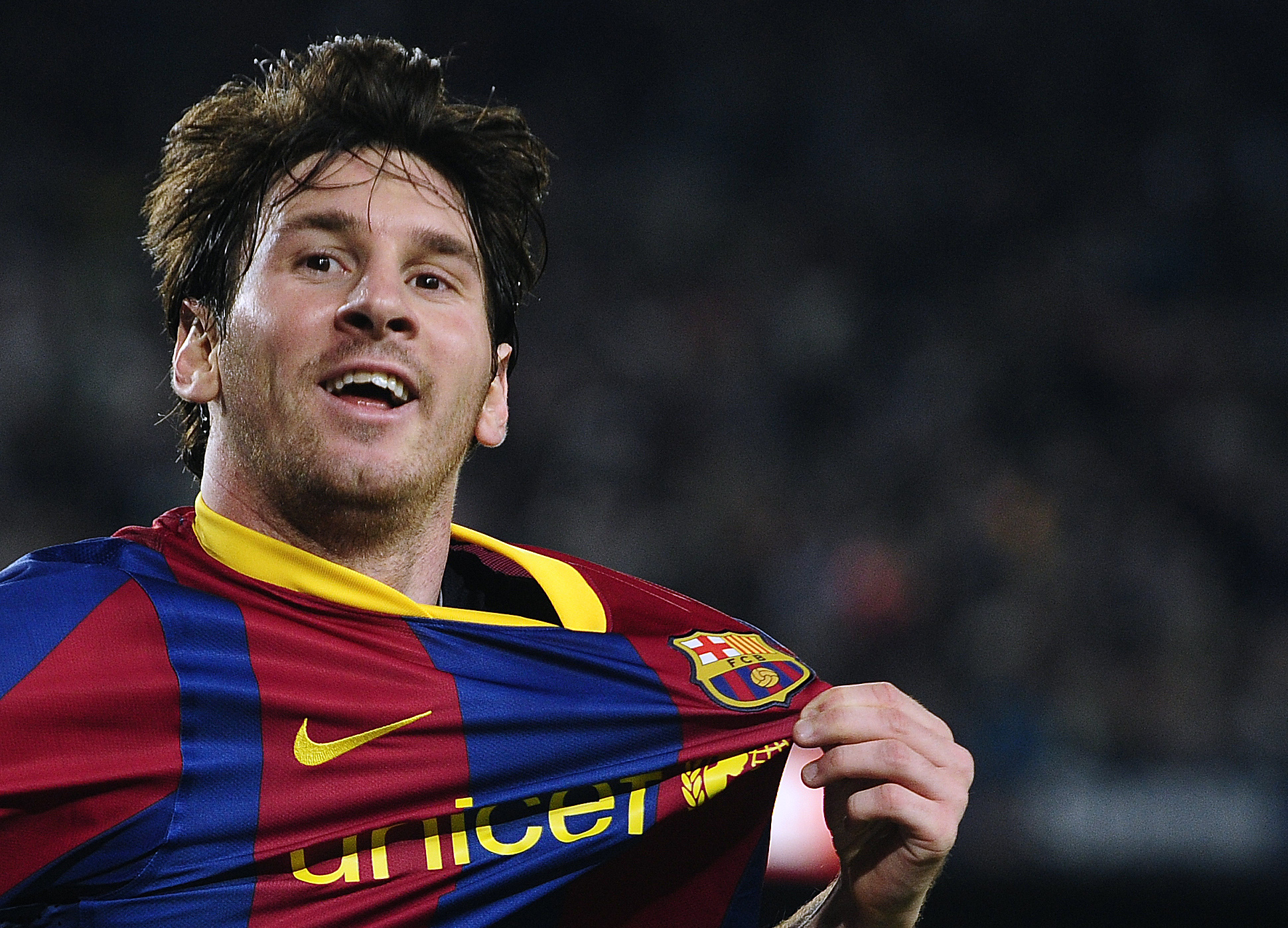 Na archívnej snímke futbalista FC Barcelona Lionel Messi z Argentíny sa teší po strelení gólu v zápase španielskej ligy FC Barcelona  - Almeria.