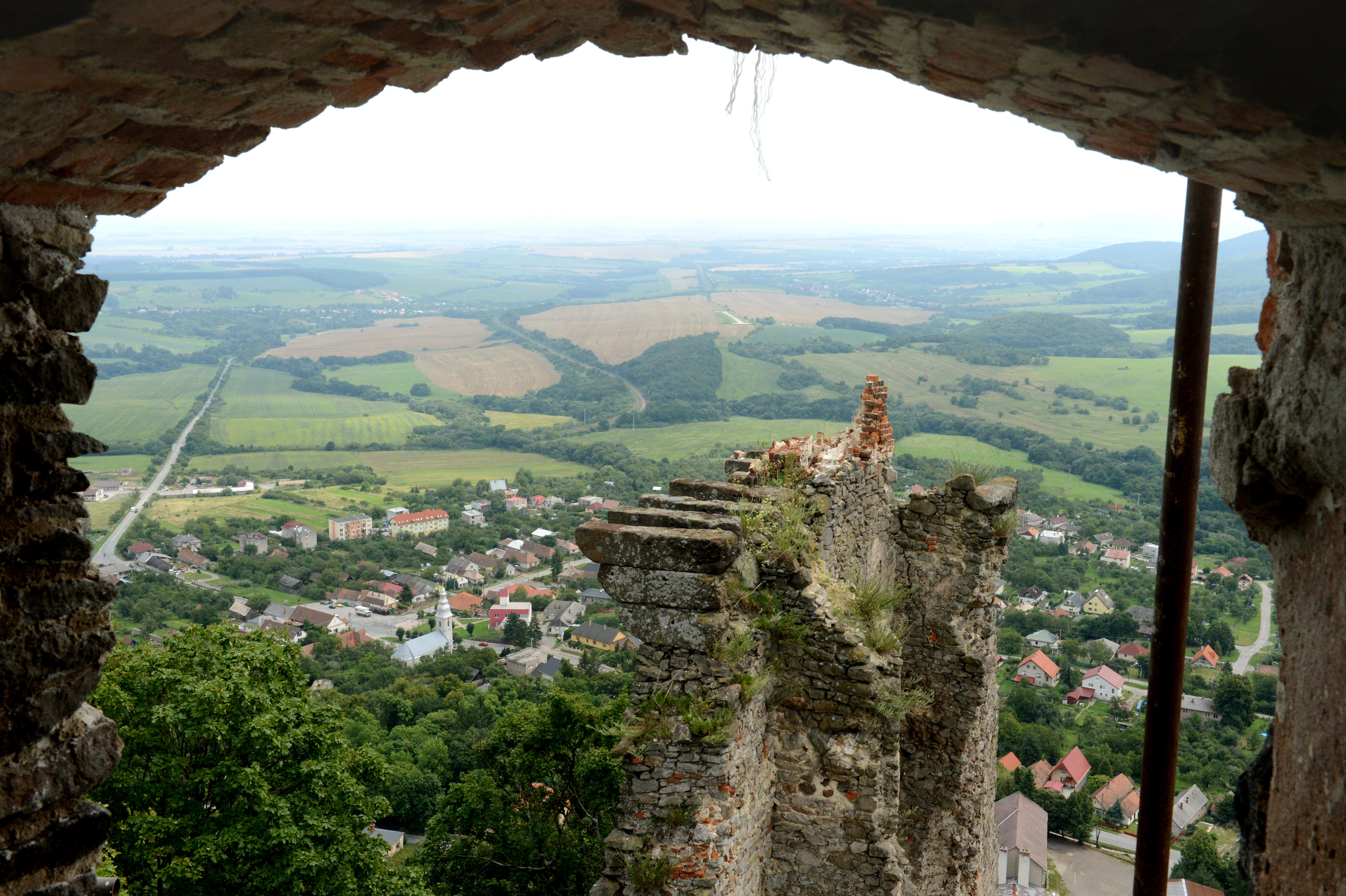 Práce na obnove hradu  Slanec v okrese Košice okolie, ktorá sa začala pred troma rokmi, pokračujú aj tento rok.