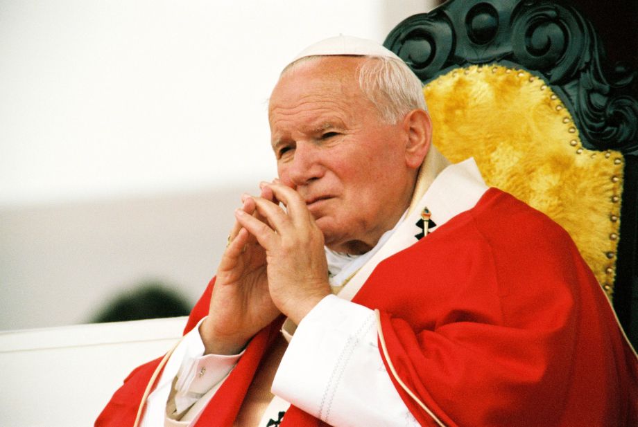 Na archívnej snímke z 2. júla 1995 Ján Pavol II. na návšteve Košíc, kde na letisku odslúžil svätú omšu spojenú so svätorečením troch blahoslavených košických mučeníkov.