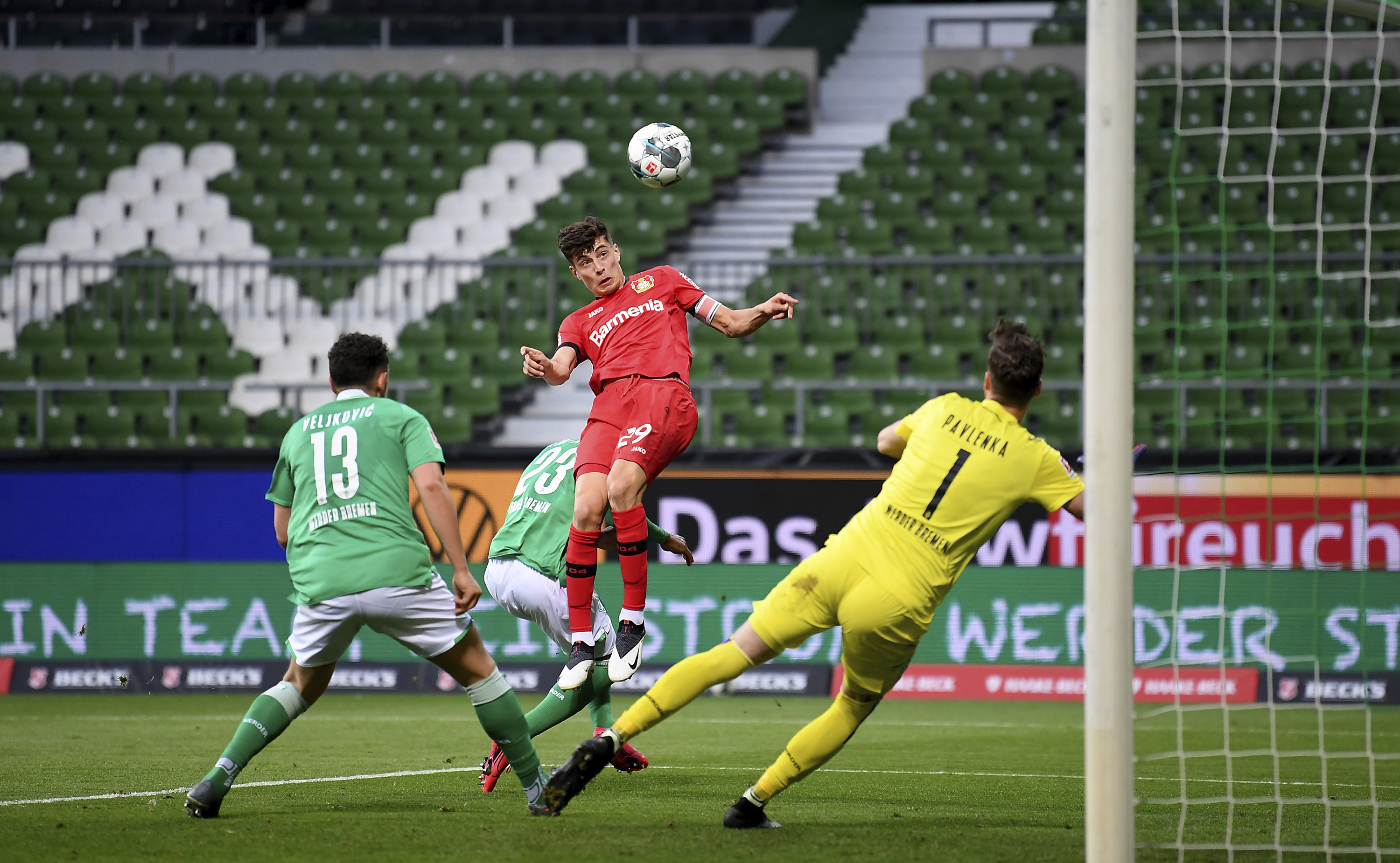 Na snímke uprostred stredopoliar Leverkusenu Kai Havertz strieľa úvodný gól v zápase 26. kola proti Brémam