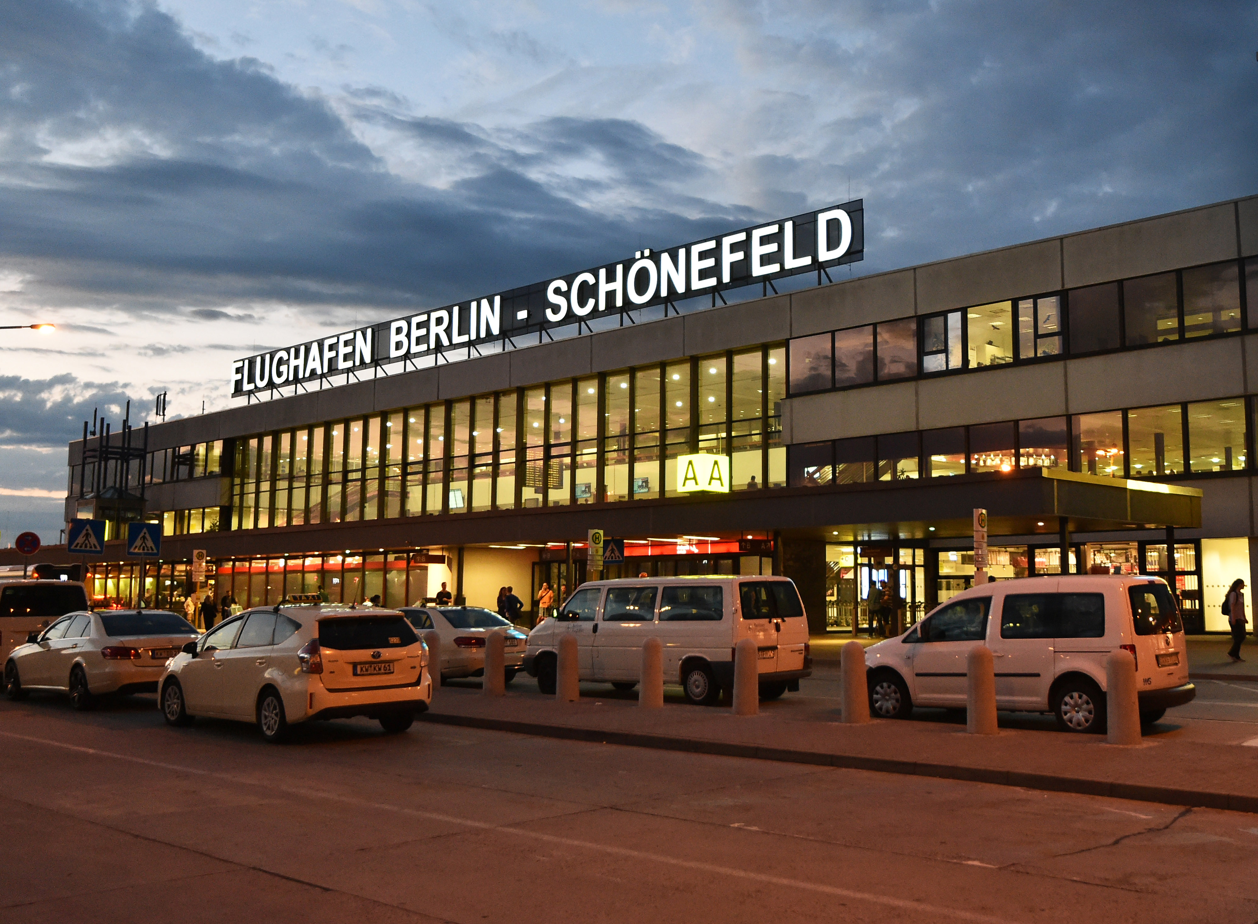 Na archívnej snímke taxíky pristavené pred berlínskym letiskom Schönefeld.