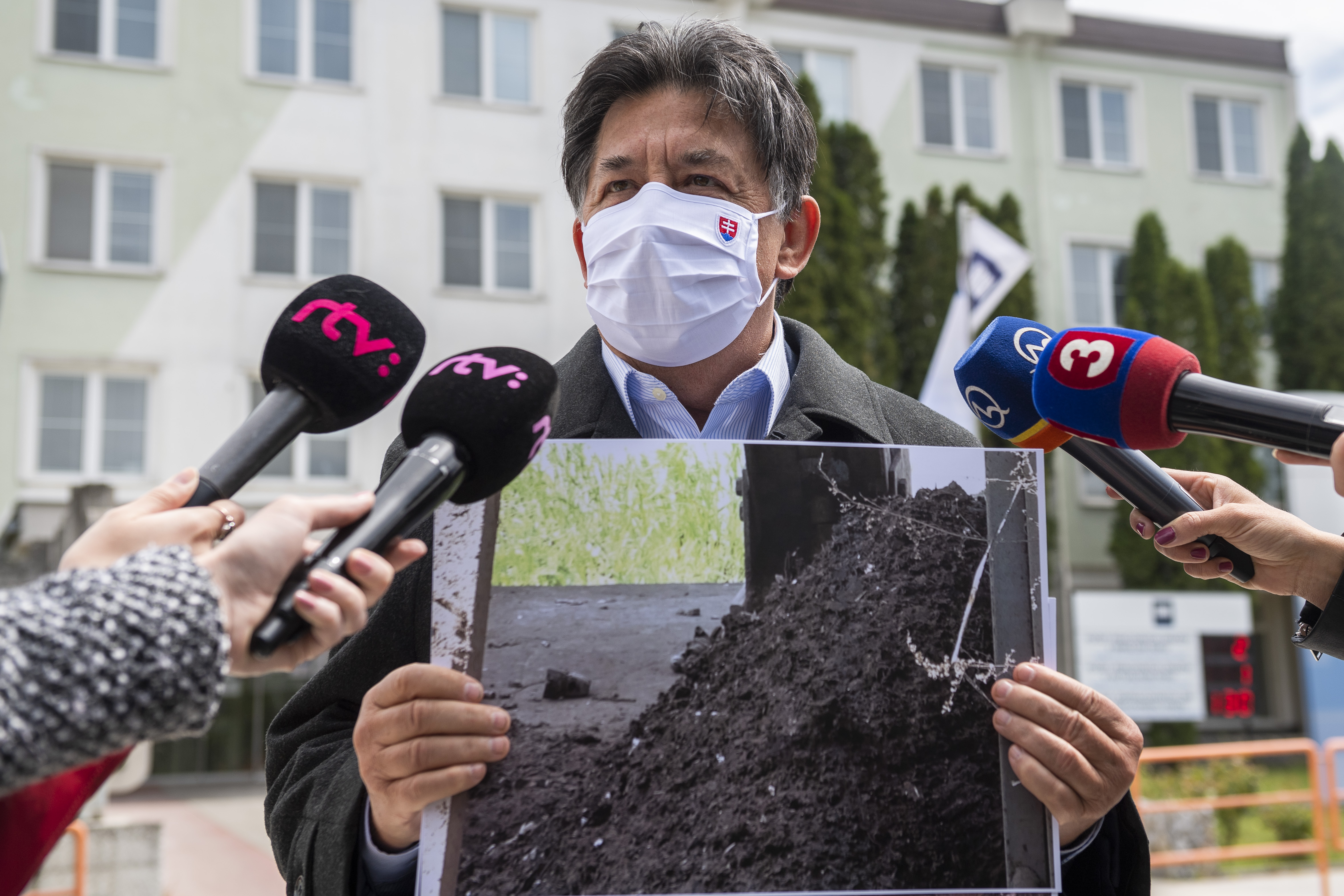 Na snímke minister životného prostredia SR Ján Budaj drží v rukách fotografiu po kontrolnom dni v prevádzke cementárne v Rohožníku v súvislosti s podozrením na dovoz nelegálneho odpadu 13. mája 2020.