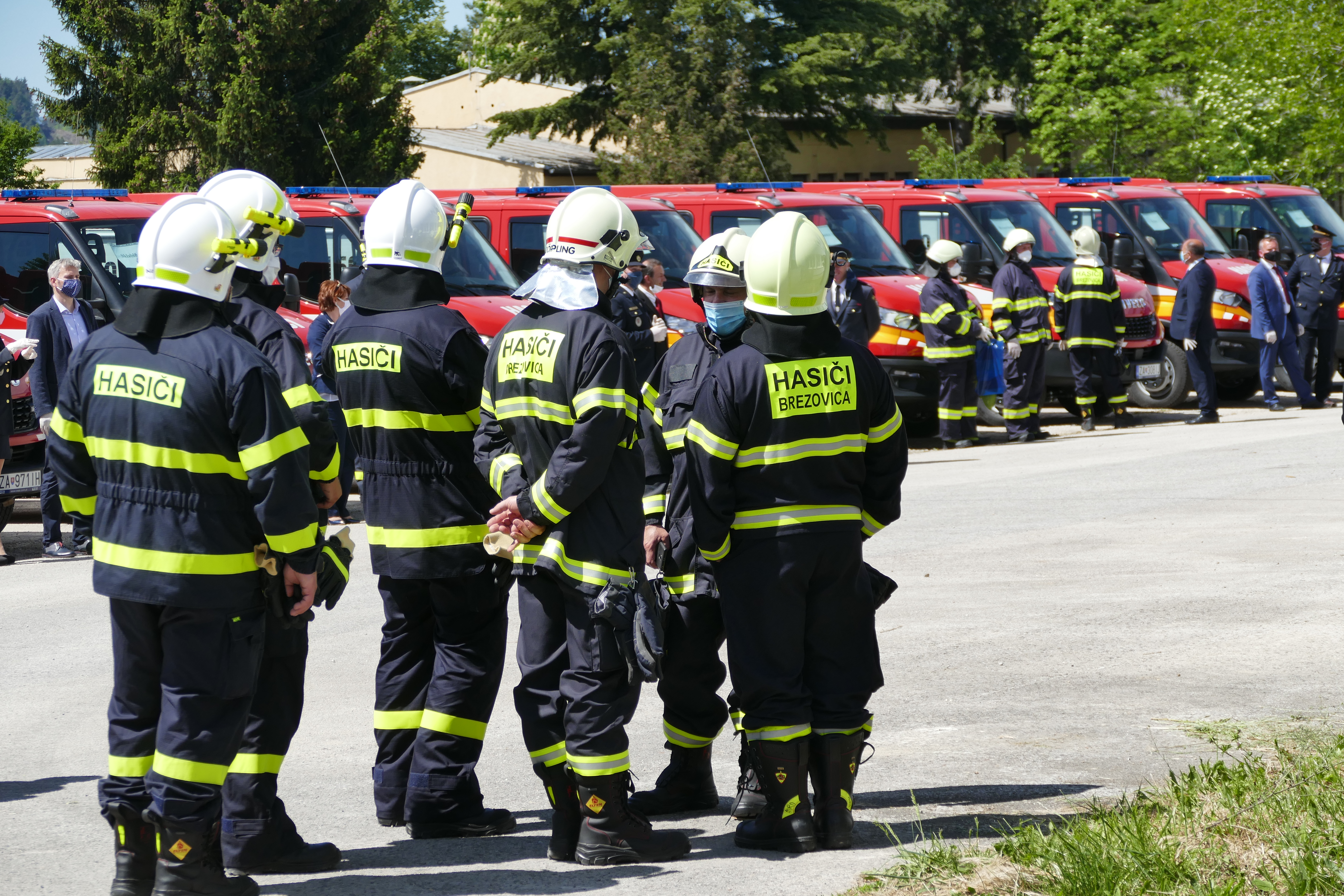 Minister vnútra SR Roman Mikulec odovzdal dobrovoľným hasičom  zo Žilinského  kraja 14 nových hasičských vozidiel.