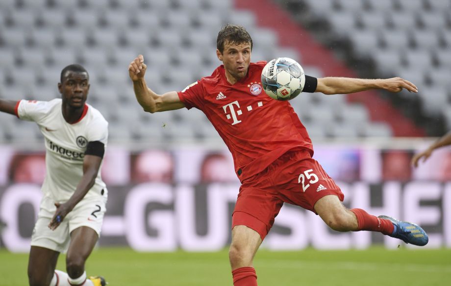 Na snímke útočník Bayernu Thomas Müller strieľa gól Frankfurtu