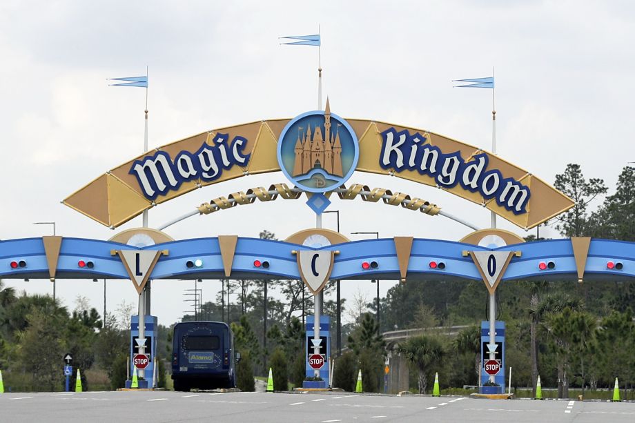 Na archívnej snímke zatvorený vstup na parkovisko do zábavného parku Magic Kingdom v rezorte Walt Disney World na Floride.