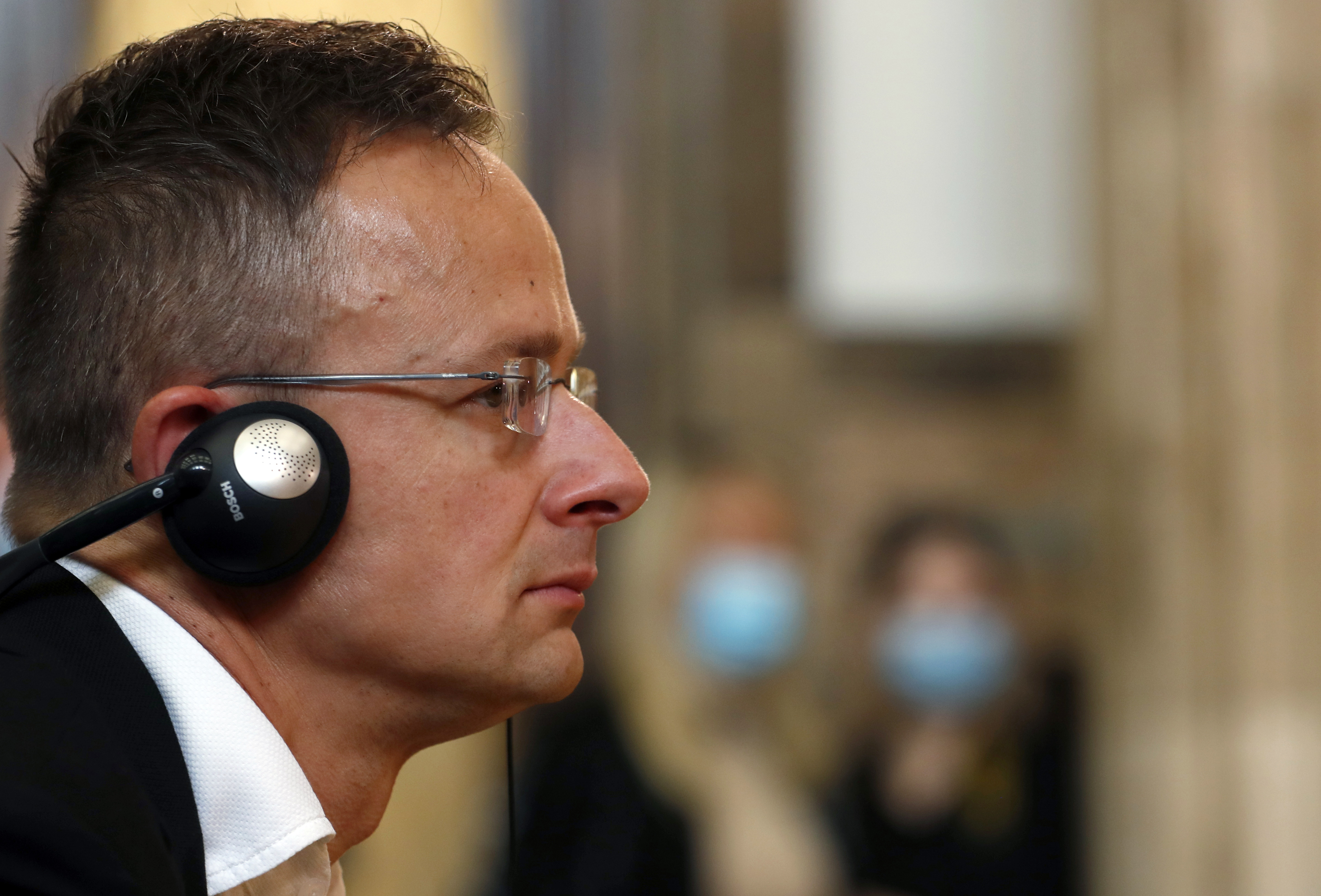 Ilustračná snímka, maďarský minister zahraničných vecí Péter Szijjártó počúva maďarského premiéra Viktora Orbána počas tlačovej konferencie po stretnutí so srbským prezidentom Aleksandarom Vučičom v Belehrade.