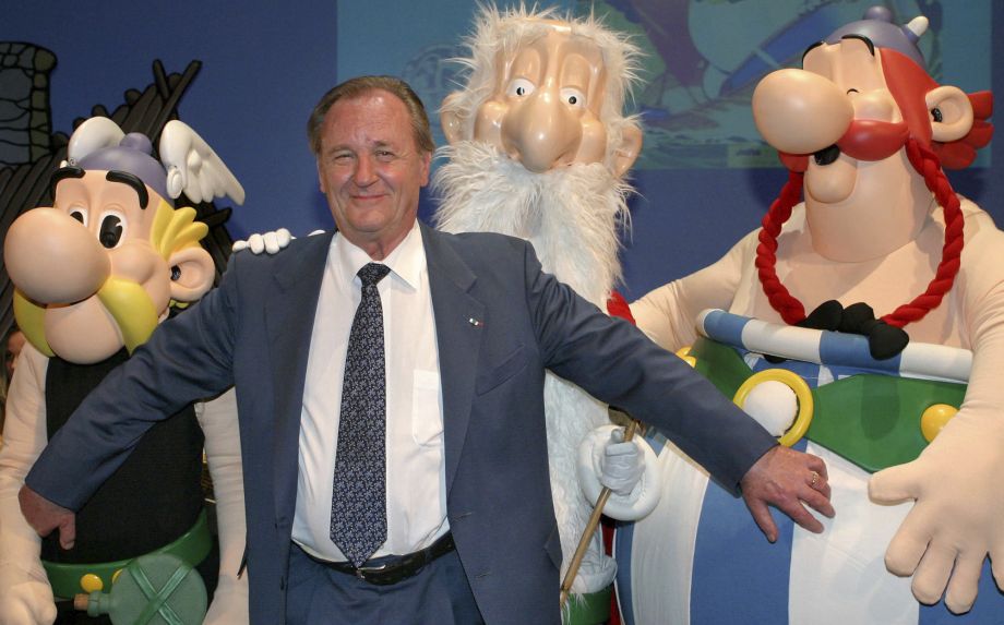 Na  archívnej snímke z 11. júna 2004 francúzsky ilustrátor Albert Uderzo pózuje s komiksovými postavičkami Asterixa (vľavo) a Obelixa (vpravo).