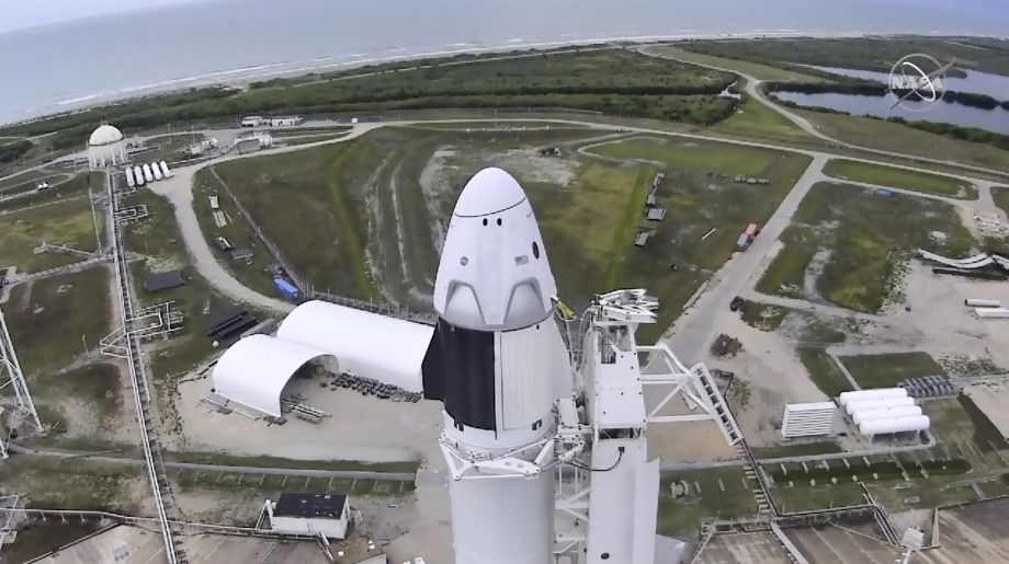 Na videu televízie NASA vesmírna raketa Falcon 9 spoločnosti SpaceX