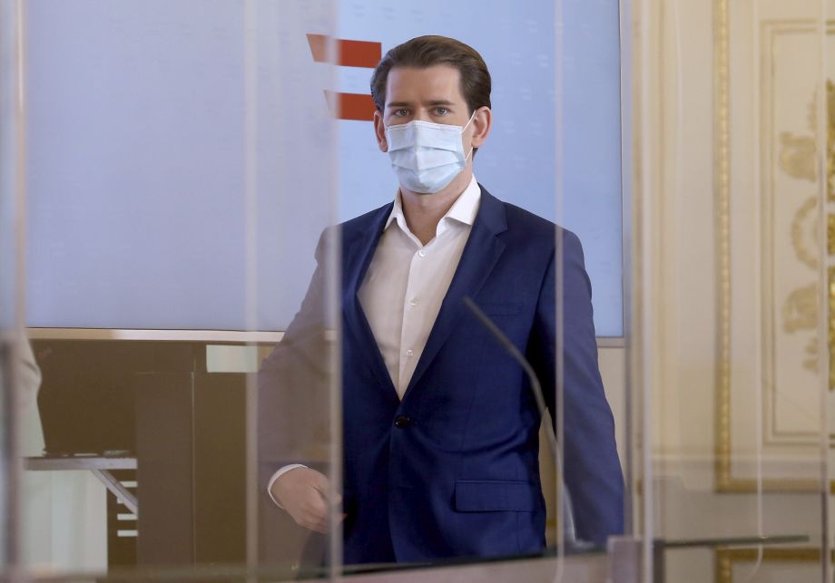 Rakúsky kancelár Sebastian Kurz s ochranným rúškom