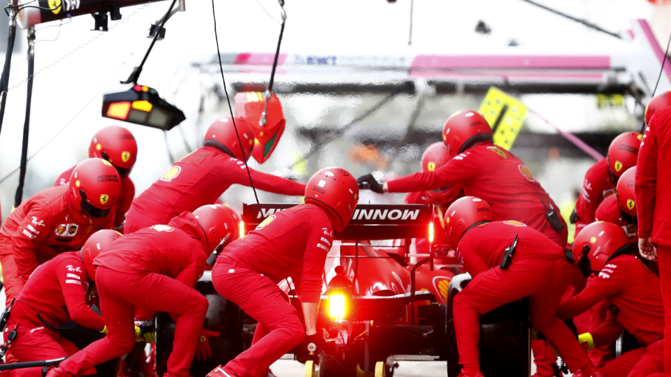 EBE 13 Montmeló - Na snímke mechanici tímu Ferrari pracujú na monoposte monackého pilota formuly 1 Charlesa Leclerca počas testov pred novou sezónou  F1  na okruhu Catalunya v Montmeló pri španielskej Barcelone 28. februára 2020.