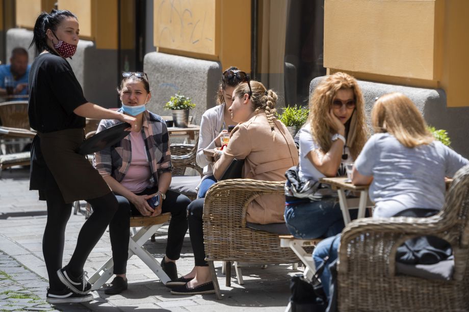 Na snímke ľudia sedia v kaviarni počas uvoľňovania opatrení v rámci pandémie koronavírusu v centre Bratislavy 3. júna 2020.