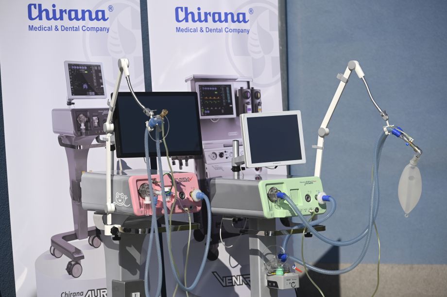 Na snímke pľúcne ventilátory, ktoré vyrábajú v spoločnosti Chirana.