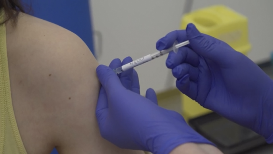 Na videosnímke jedna z prvých osôb v Británii počas testovania novej vakcíny na koronavírus SARS-CoV-2 23. apríla 2020 v Oxforde.