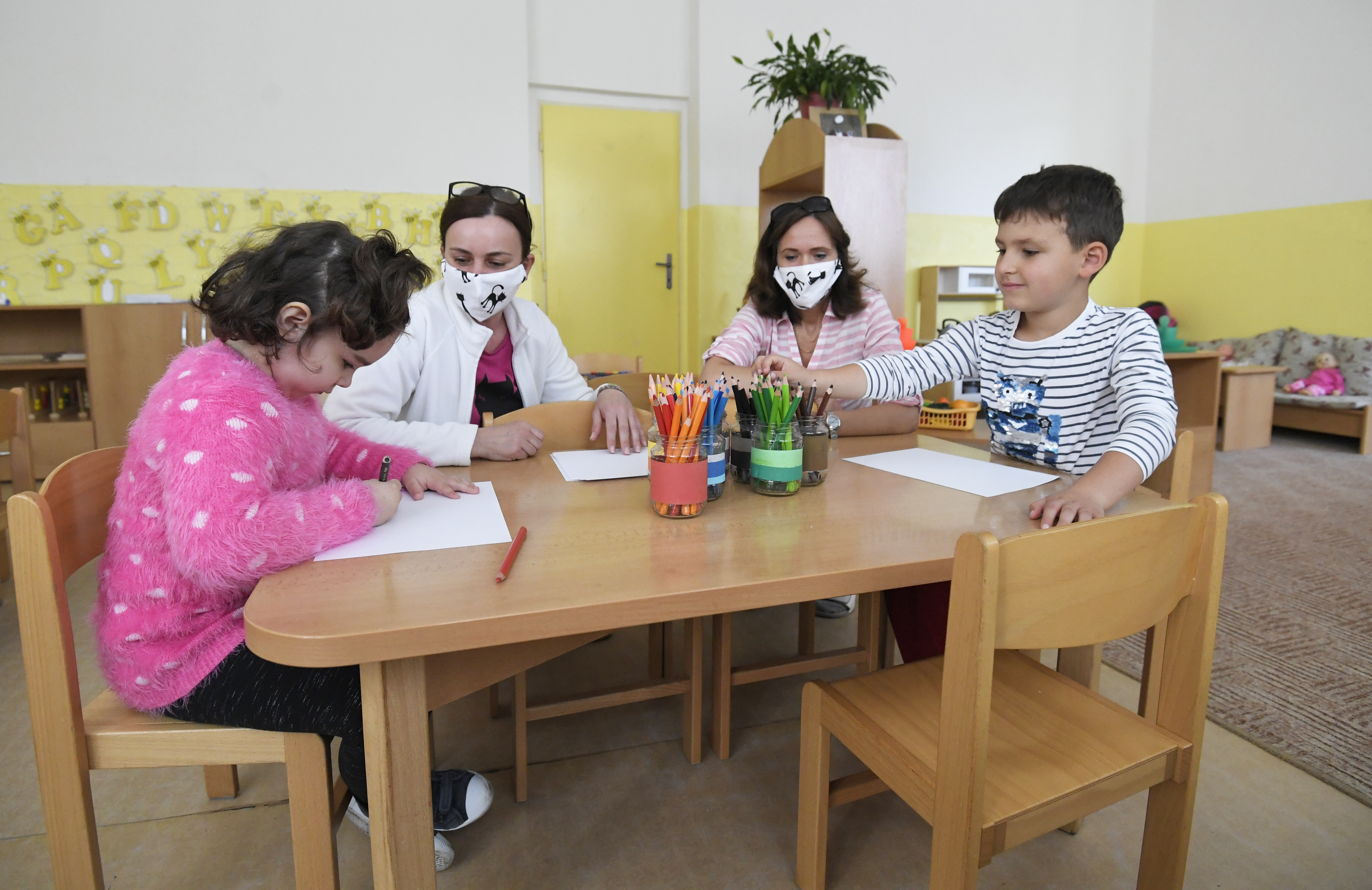V pondelok 1. júna 2020 sa do materských škôl vrátili deti za prísnych hygienických opatrení. Na snímke MŠ  Boženy Němcovej v Košiciach.