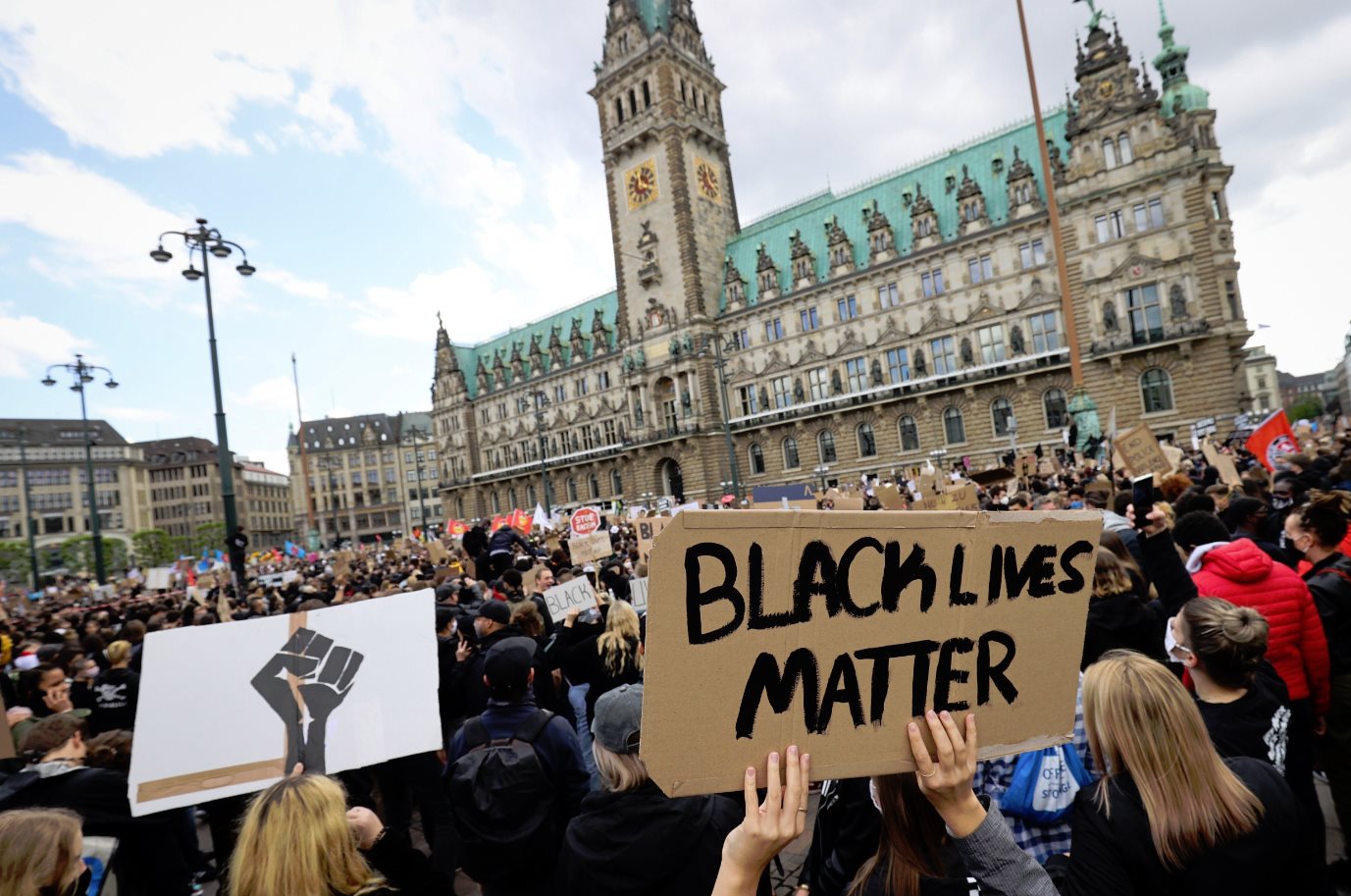 Ľudia sa účastnia na demonštrácii proti policajnej brutalite a rasovej nerovnosti na pamiatku Afroameričana Georgea Floyda v Hamburgu v sobotu 6. júna 2020.