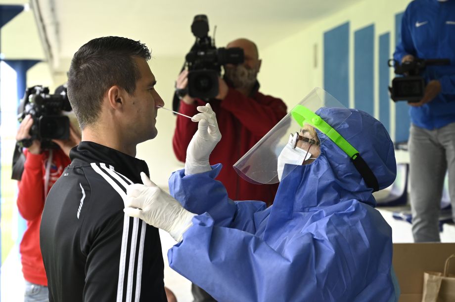 Testovanie rozhodcov Fortuna ligy na ochorenie COVID-19 na štadióne 30. mája 2020 v Dubnici nad Váhom.