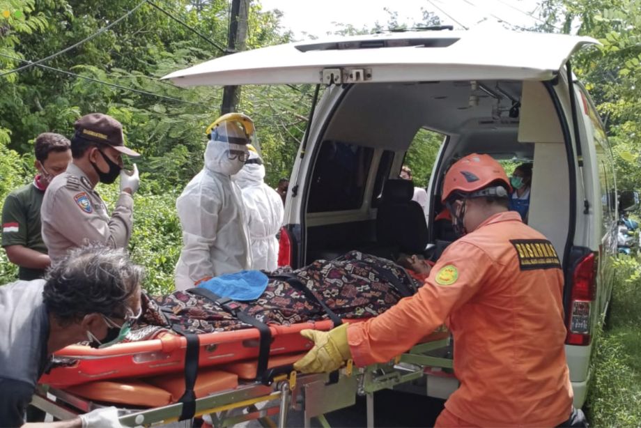 Záchranári nakladajú do sanitky Ukrajinca, ktorého vytiahli po šiestich dňoch zo studne, kam spadol na úteku pred divým psom na indonézskom ostrove Bali v sobotu 6. júna 2020.