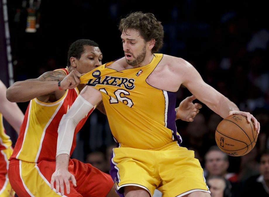 Hráč Los Angeles Lakers Pau Gasol (vpravo) v súboji s Gregom Smithom z Houstonu Rockets