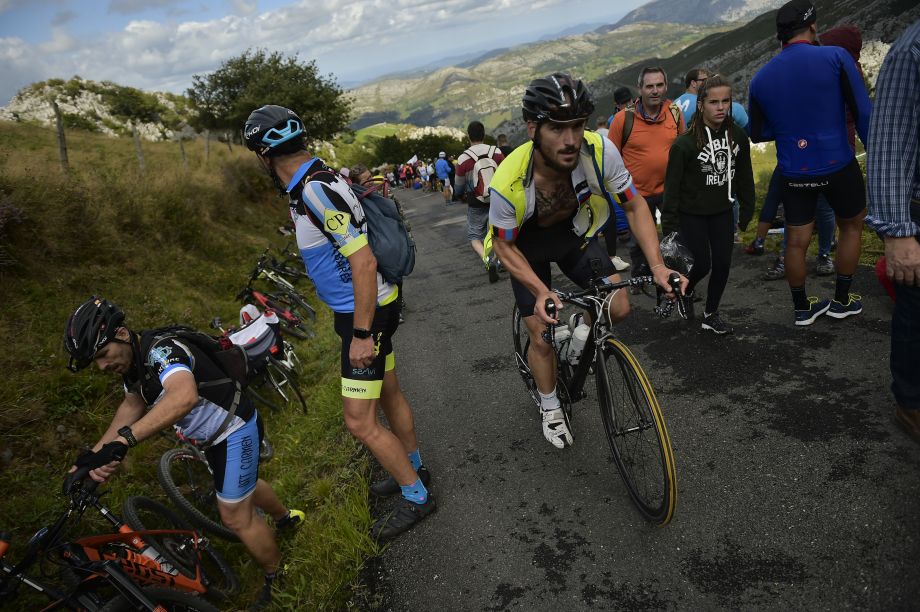Fanúšikovia si hľadajú miesto na trati pred cieľom piatkovej 13.etapy cyklistických pretekov La Vuelta a Espaňa, 6. septembra 2019.