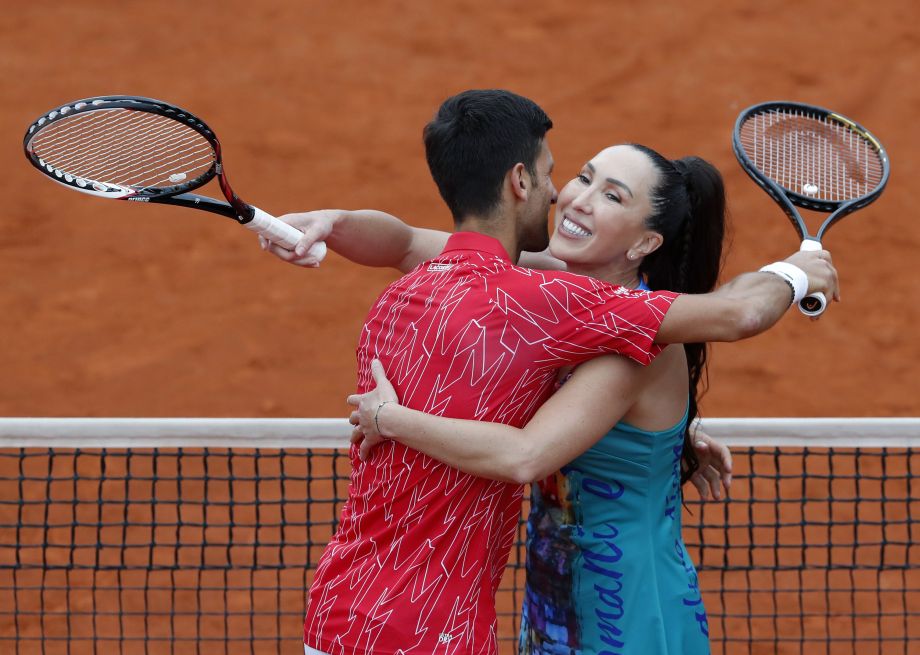 Srbský tenista Novak Djokovič (vľavo) oslavuje so Srbkou Jelenou Jankovičovou