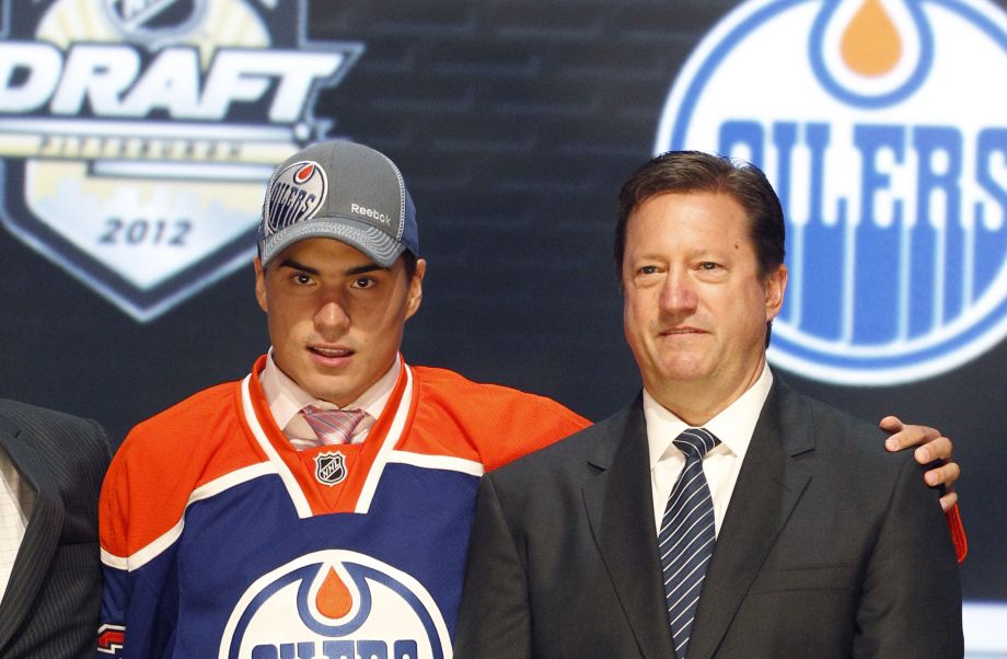 Ruský hokejista Nail Jakupov pózuje s generálnym manažérom Edmonton Oilers Stevom Tambellinim (vpravo), archívna snímka.