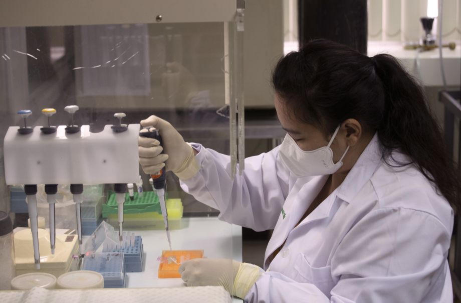 Laboratórna technička počas testovania „kandidáta“ na vakcínu na ochorenie Covid-19 na Čulálongkónovej univerzite v Bangkoku 25. mája 2020.