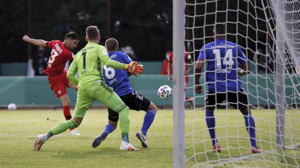 Na snímke vľavo argentínsky útočník Leverkusenu Lucas Alario strieľa gól a druhý mužstva v semifinále Nemeckého pohára vo futbale 1. FC Saarbrücken - Bayer 04 Leverkusen (0:3)