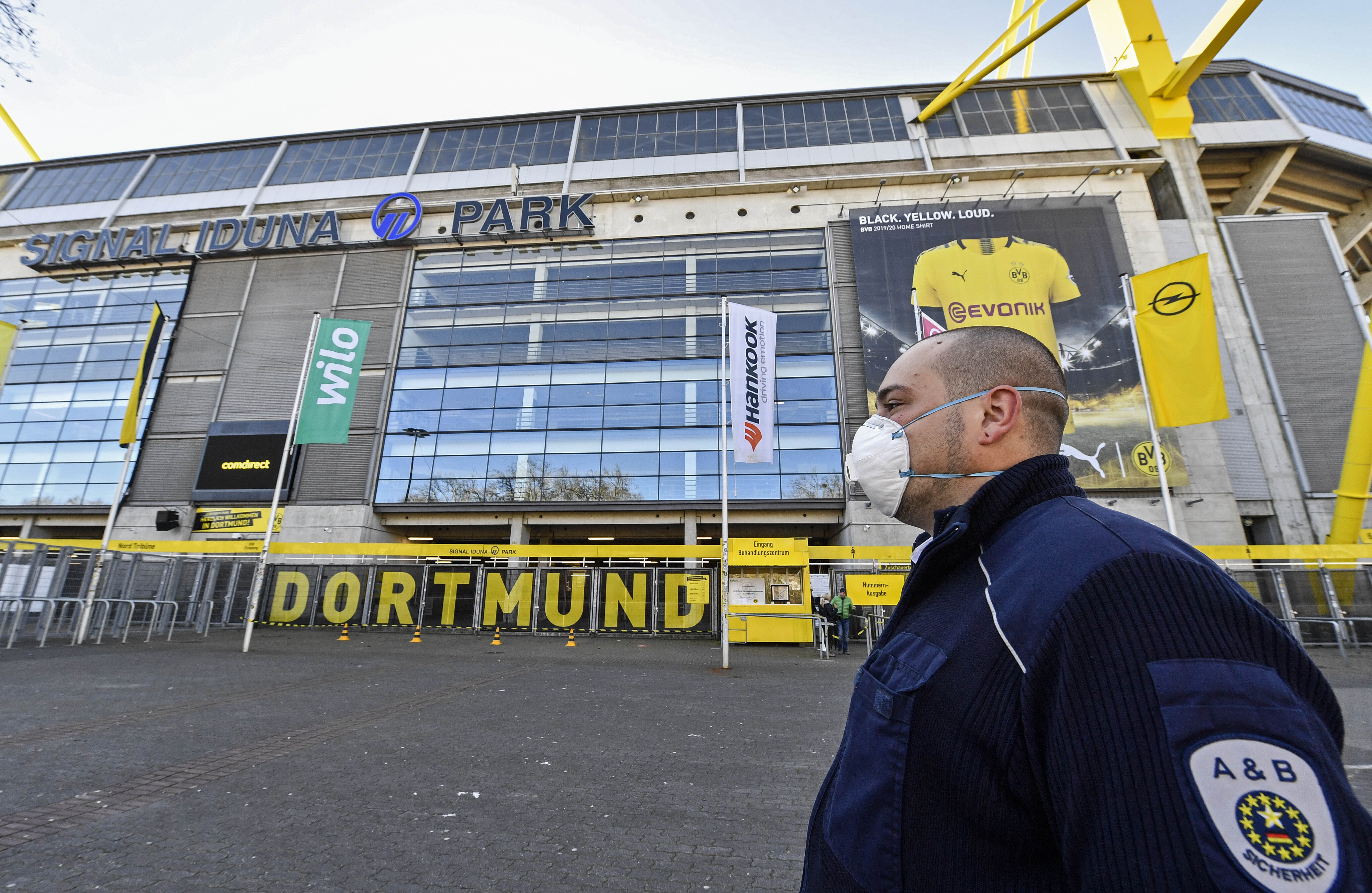 Bezpečnostný pracovník stojí pred futbalovým štadiónom  Borussie Dortmund.
