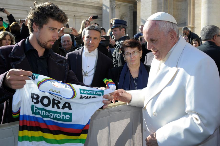 Peter Sagan daroval pápežovi Františkovi aj podpísaný dres majstra sveta.
