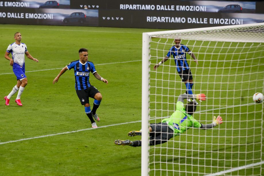 Na snímke druhý zľava argentínsky útočník Interu Lautaro Martínez strieľa gól, vpravo prekonaný indonézsky brankár Sampdorie Emil Audero