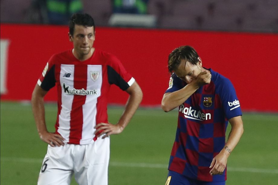 Na snímke vpravo stredopoliar Barcelony Ivan Rakitič oslavuje svoj gól do siete Bilbaa