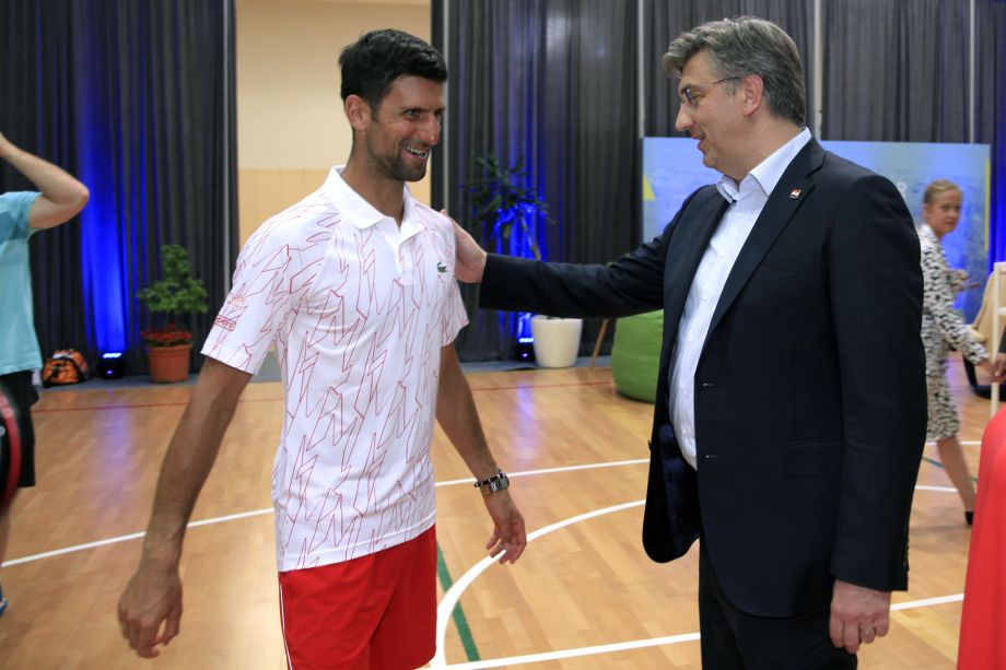 Na snímke z 20. júna 2020 chorvátsky premiér Andrej Plenkovič (vpravo) a srbský tenista Novak Djokovič.