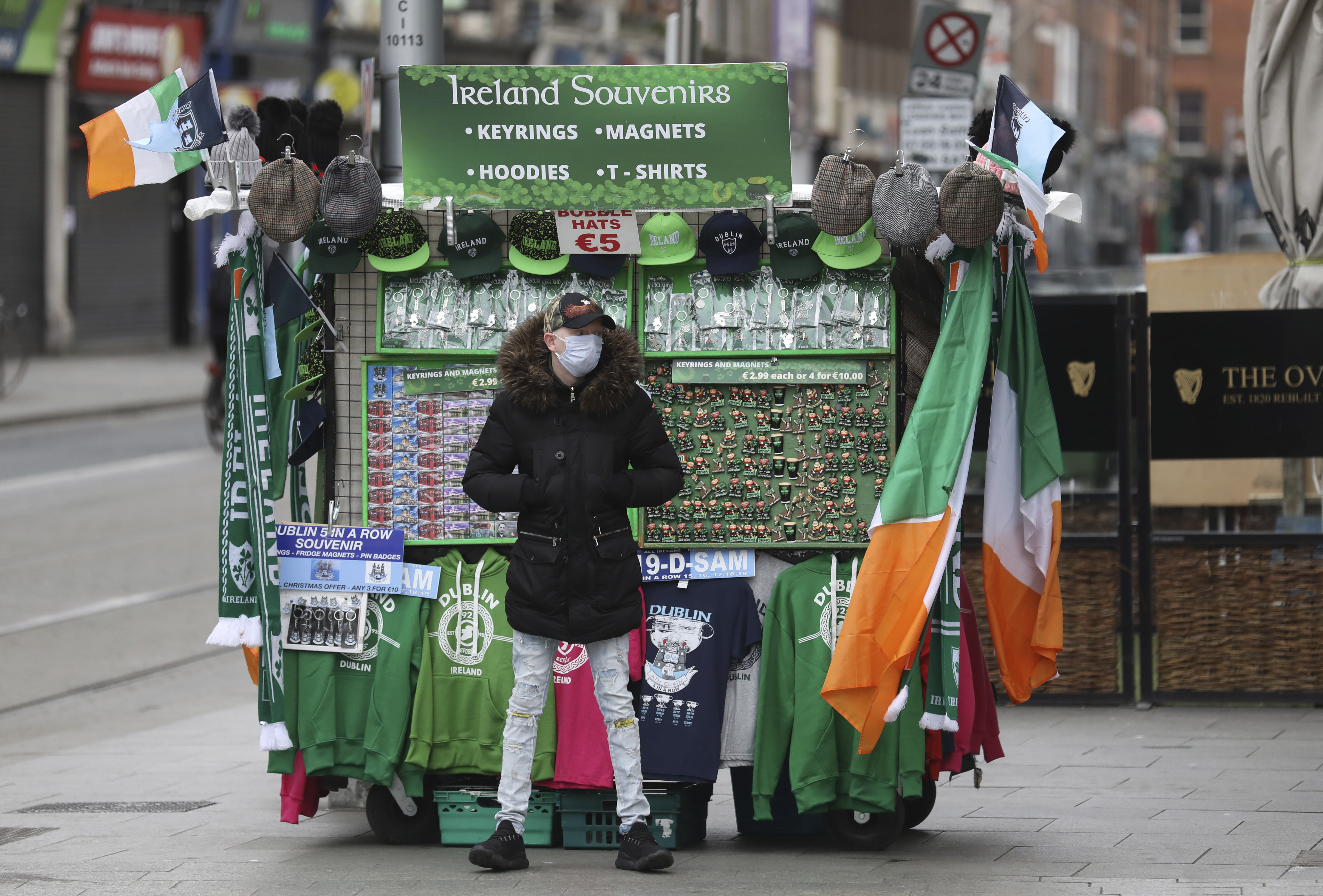 Pouličný predajca suvenírov čaká na zákazníkov na deň sv. Patrika v centre Dublinu, v Írsku, 17. marca 2020. Oslavy sv. Patrika (Saint Patrick's Day) boli zrušené v celej krajine kvôli koronavírusu a ochoreniu COVID-19.