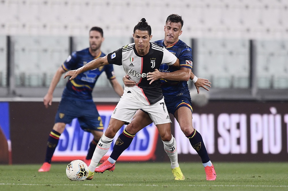 Na snímke v popredí portugalský útočník Juventusu Cristiano Ronaldo v zápase 28. kola talianskej Serie A medzi jeho Juventusom Turín a US Lecce (4:0) v piatok 26. júna 2020.