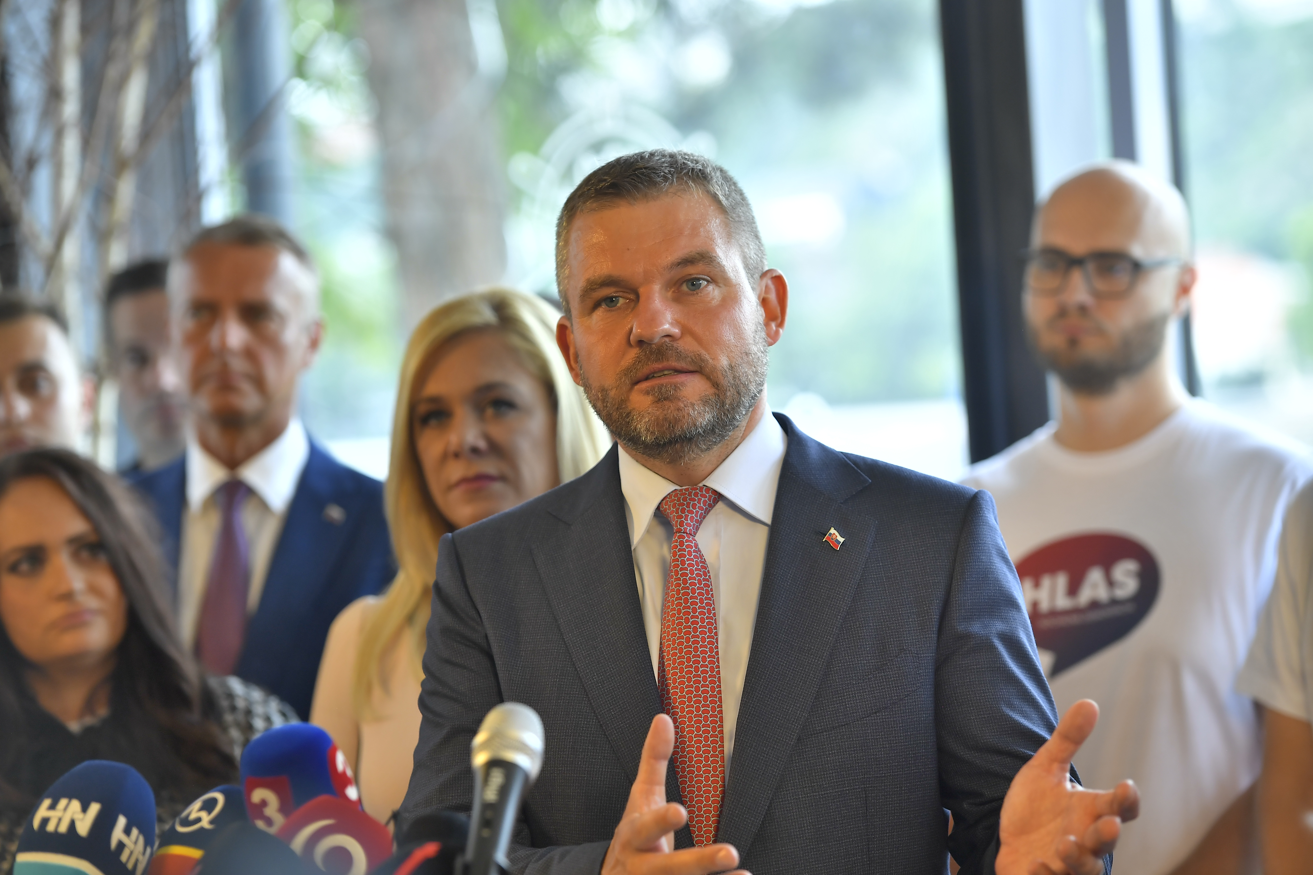 Peter Pellegrini (uprostred) oznamuje založenie  novej politickej strany počas tlačovej konferencie v Bratislave v pondelok 29. júna 2020. Bude sa volať Hlas - Sociálna demokracia.