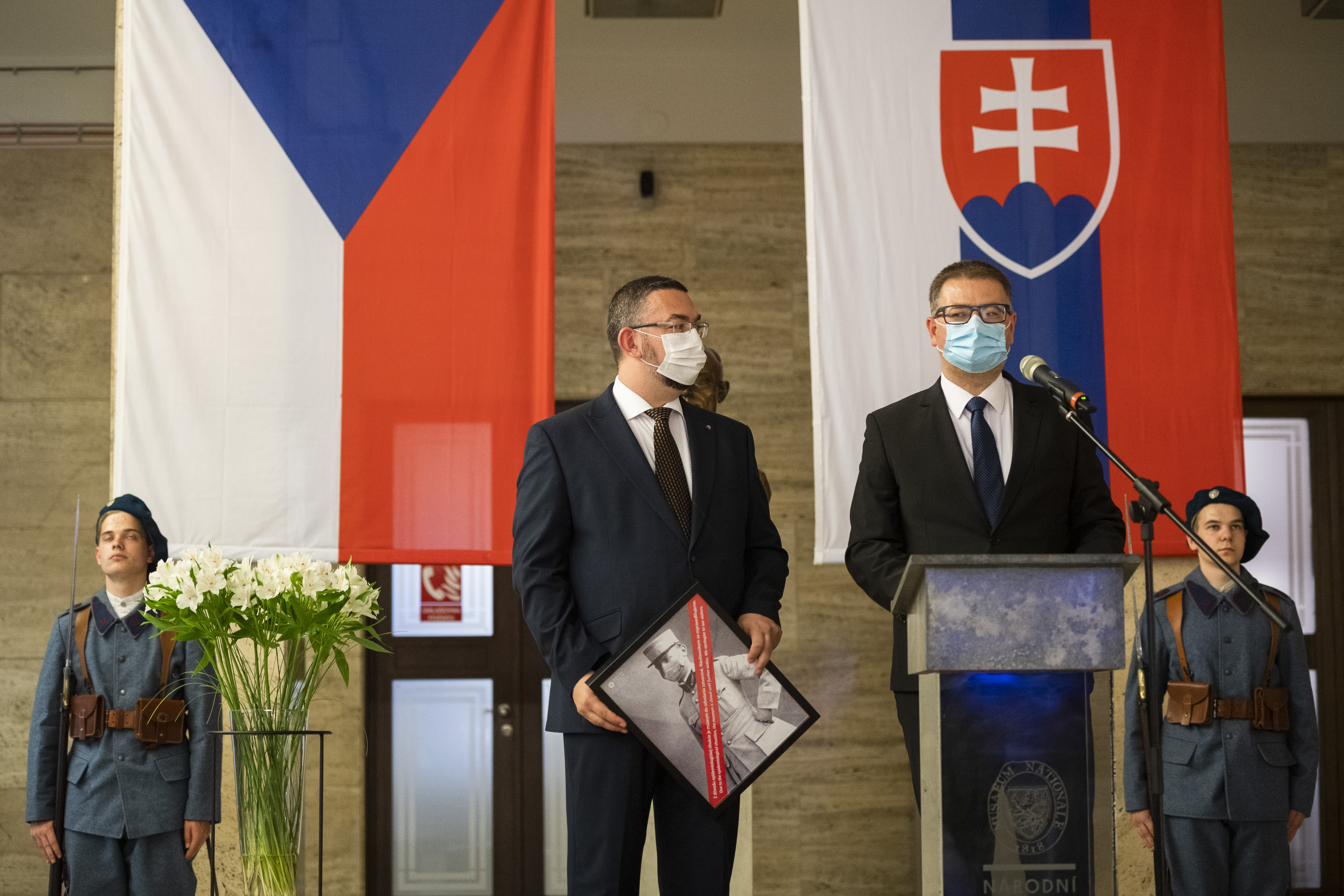 Na snímke zľava generálny riaditeľ Národného múzea v Prahe Michal Lukeš a generálny riaditeľ Slovenského národného múzea Branislav Panis  počas otvorenia výstavy s názvom Milan Rastislav Štefánik.