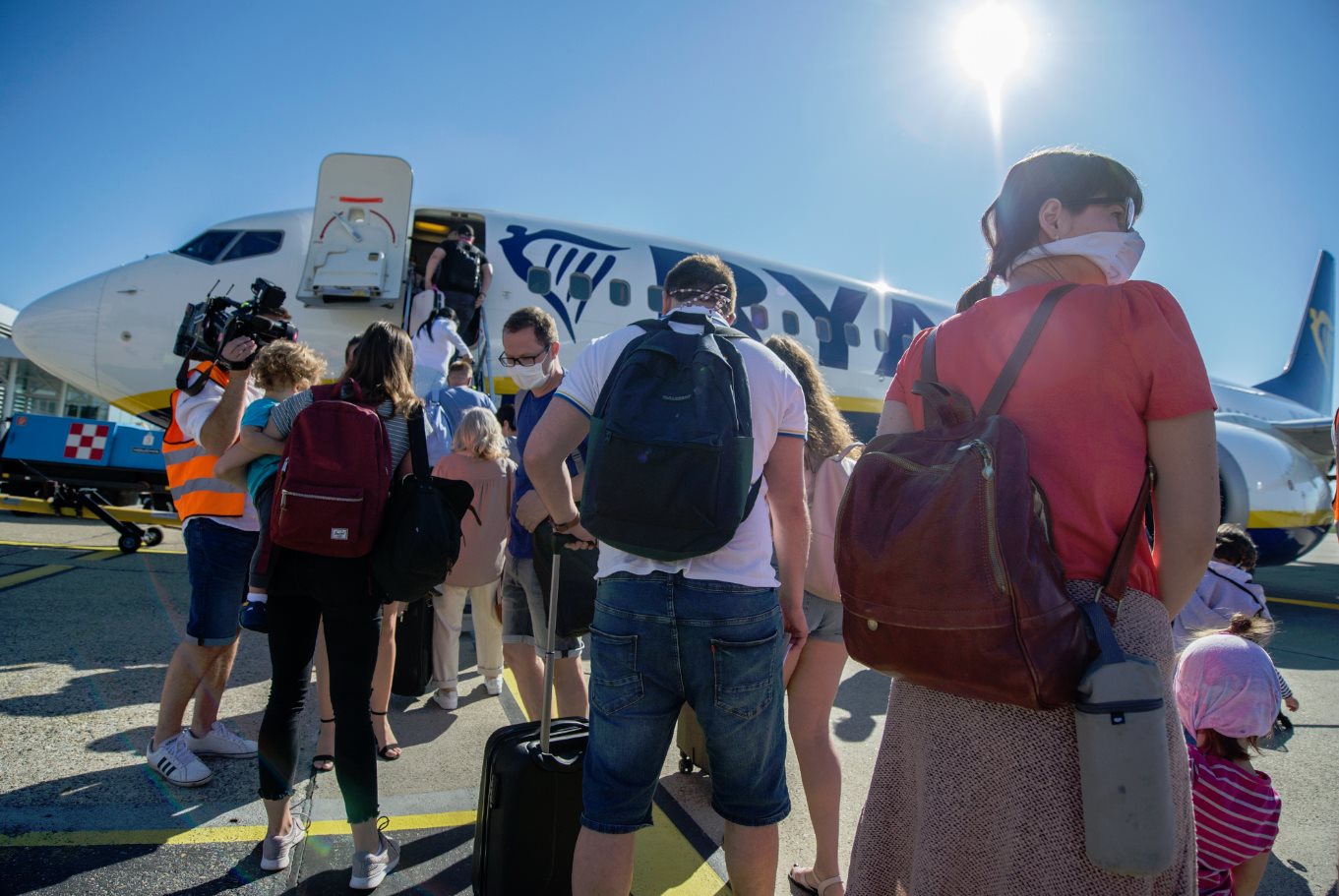 Na snímke cestujúci nastupujú do lietadla na letisku M. R. Štefánika v Bratislave.