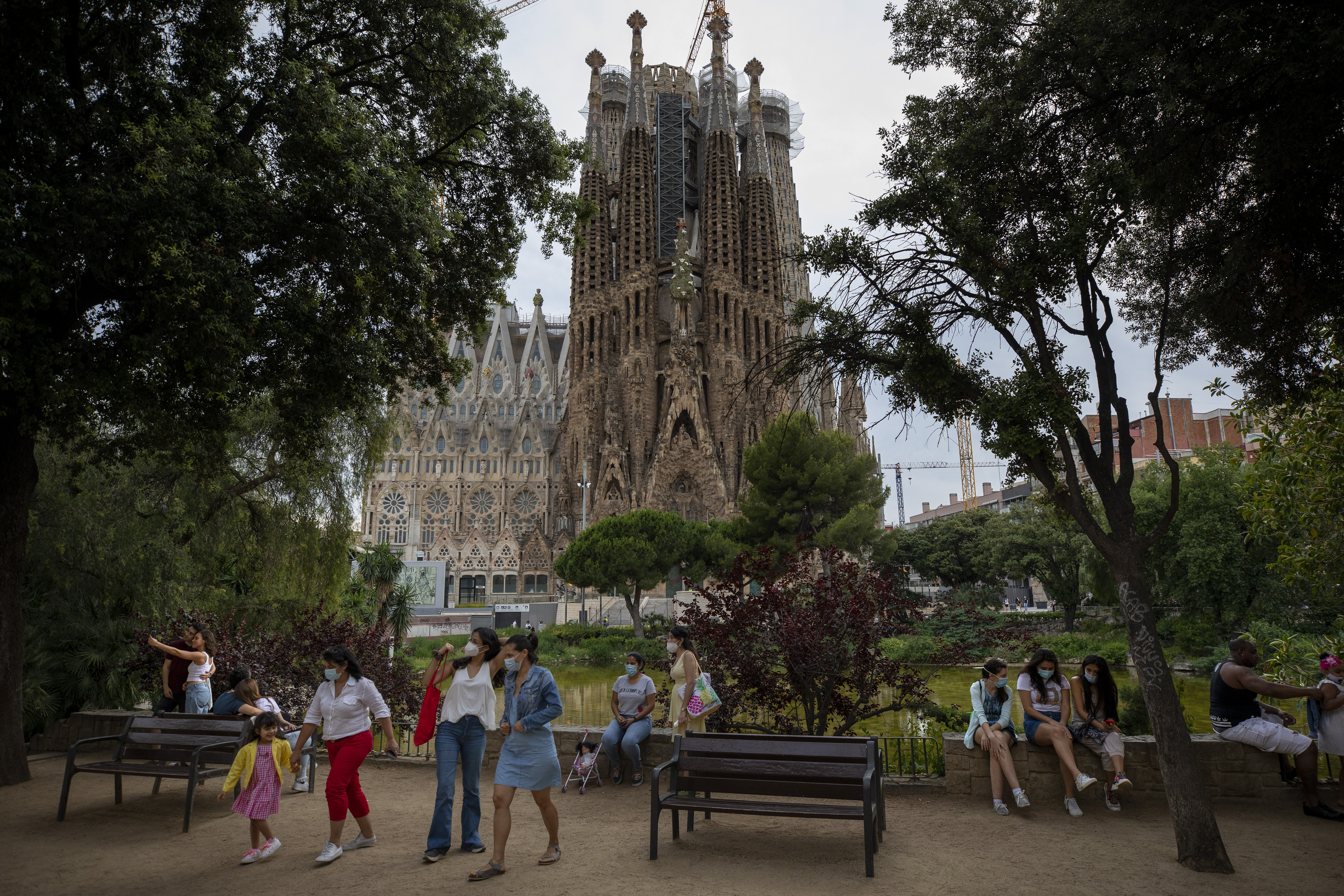 Miestni obyvatelia počas návštevy parku, ktorý sa nachádza vedľa Baziliky Sagrada Família v Barcelone. Bazilika je najvýznamnejším dielom architekta Antonia Gaudího.