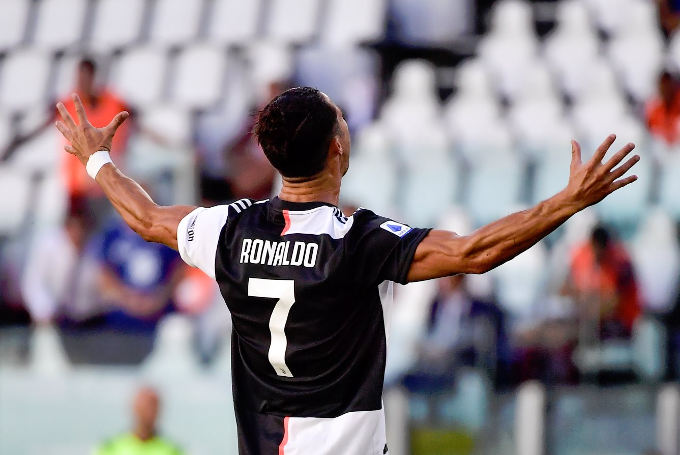 WA 52 Turín - Futbalista Juventusu Cristiano Ronaldo sa teší po strelení gólu v zápase 30. kola Serie A Juventus Turín - FC Turín v Turíne 4. júla 2020.