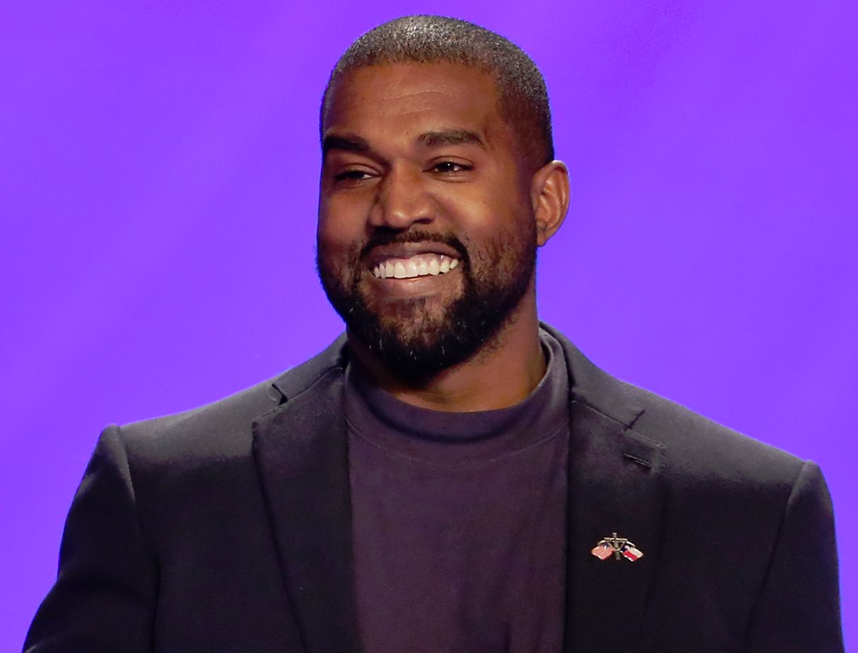 Na archívnej snímke americký reper Kanye West sa usmieva v Houstone.