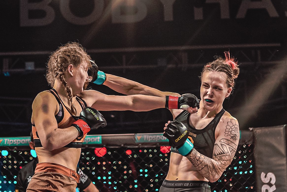 Na snímke česká MMA zápasníčka Tereza Bledá (vpravo) a Slovenka Lucia Szabová bojujú v  hlavnom zápase „super-finálového“ galavečera v rámci projektu miešaných bojových umení Oktagon Underground v Brne.