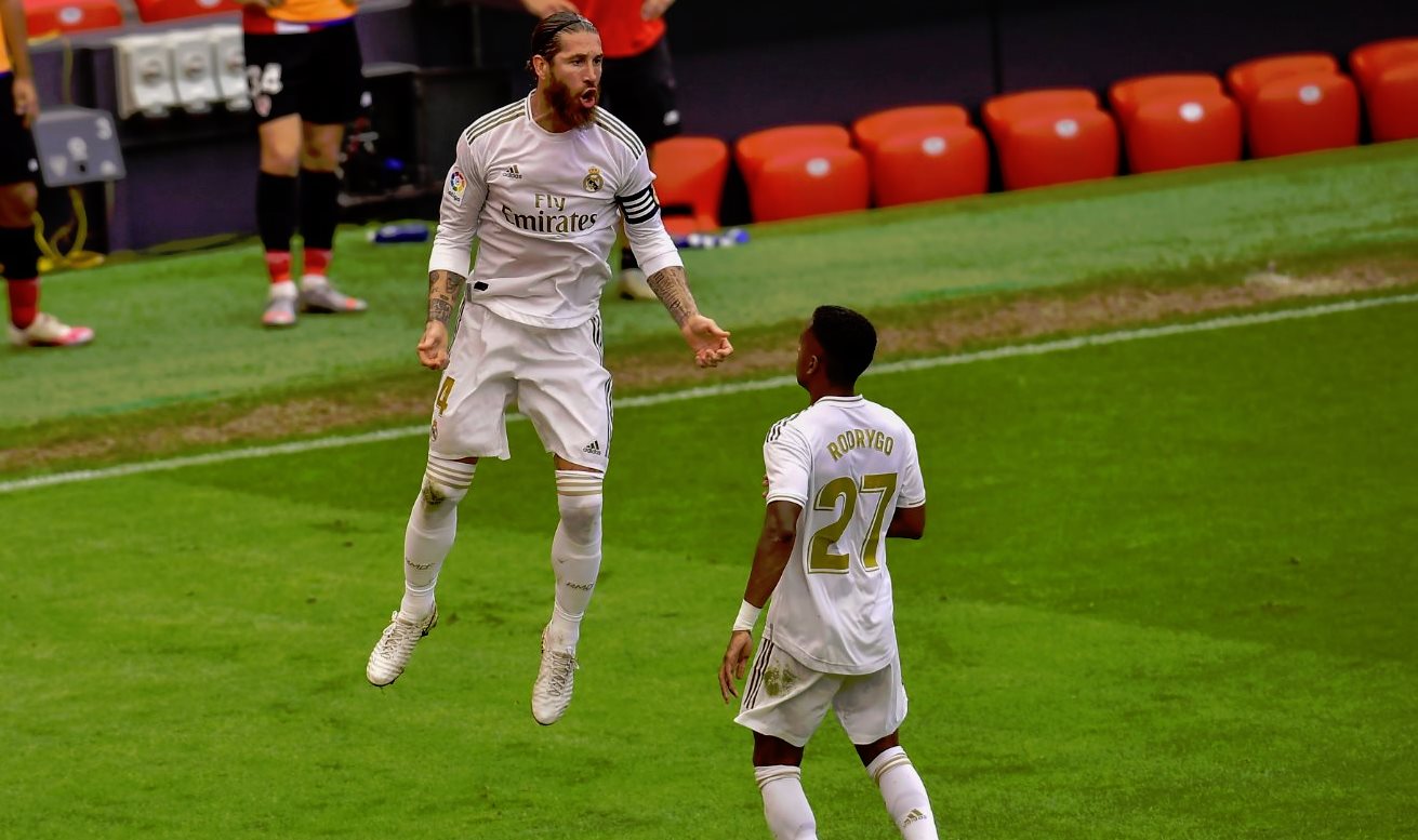 Futbalista Realu Madrid Sergio Ramos (vľavo) sa teší po strelení úvodného gólu zo značky pokutového kopu počas nedeľňajšieho stretnutia 34. kola najvyššej španielskej súťaže Athletic Bilbao - Real Madrid v Bilbau.