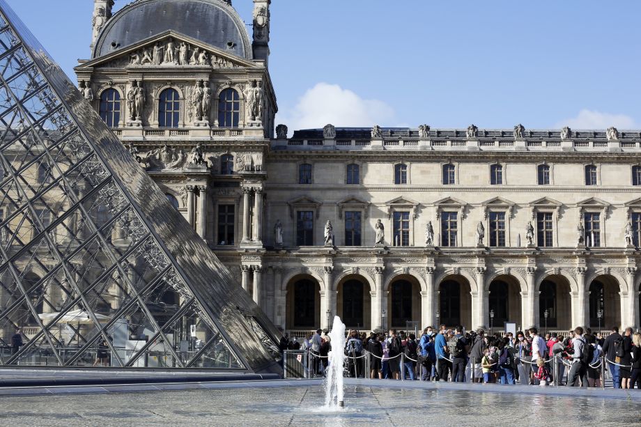 Návštevníci čakajú počas znovuotvorenia múzea Louvre v Paríži 6. júla 2020.