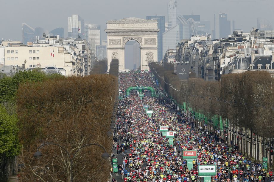 Na snímke účastníci 42. ročníka Parížskeho maratónu 8. apríla 2018 v Paríži.