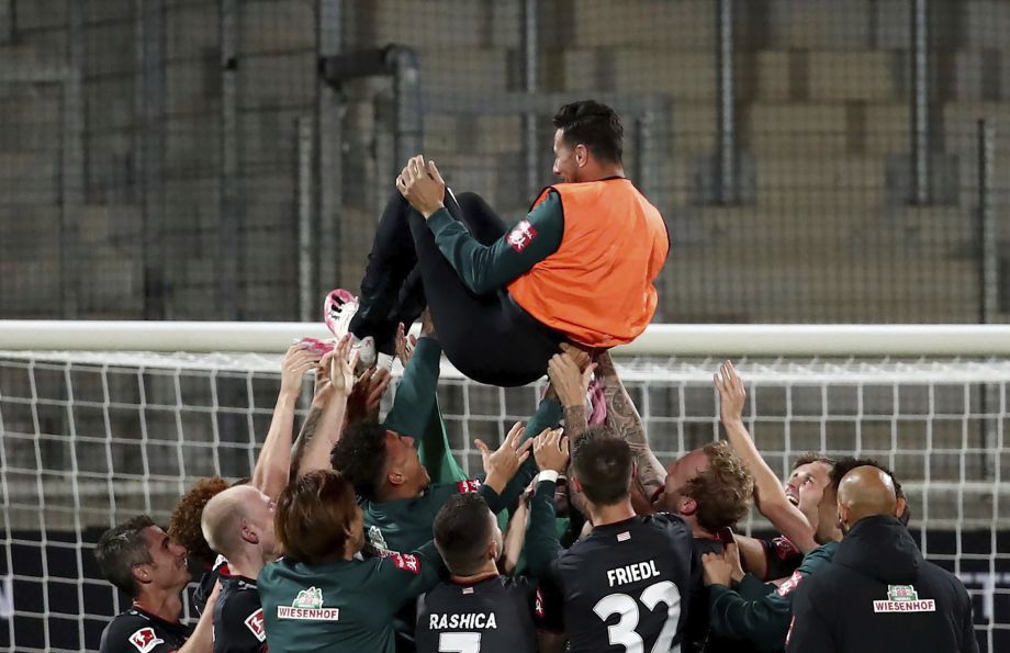 Na snímke hráči Werderu oslavujú, hold prijíma peruánsky útočník Claudio Pizarro (hore) po odvete baráže o účasť v nemeckej Bundeslige