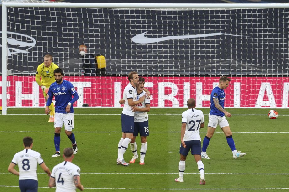 Hráči Tottenhamu oslavujú úvodný gól