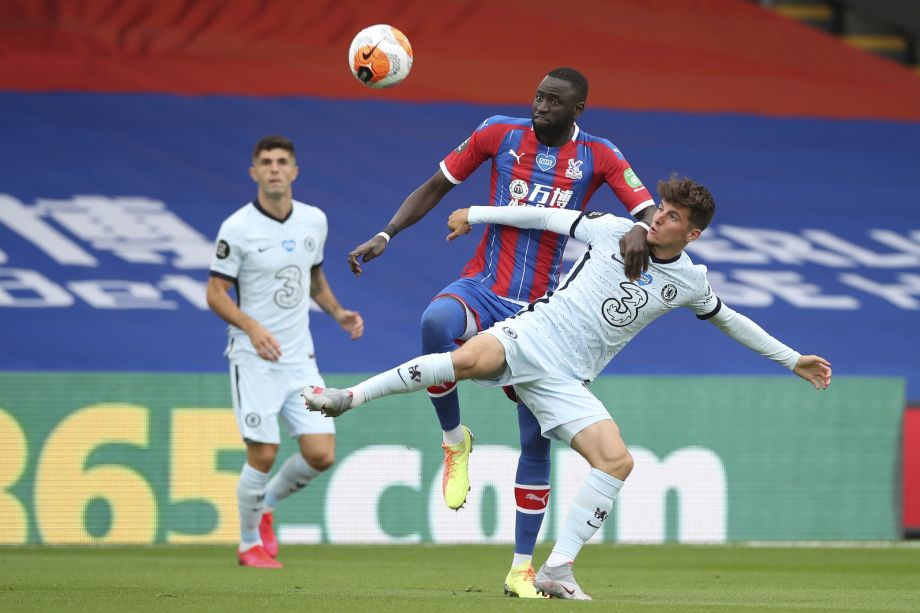 Hráč Crystal Palace Cheikhou Kouyate (vľavo) bojuje o loptu s Masonom Mountom z Chelsea 