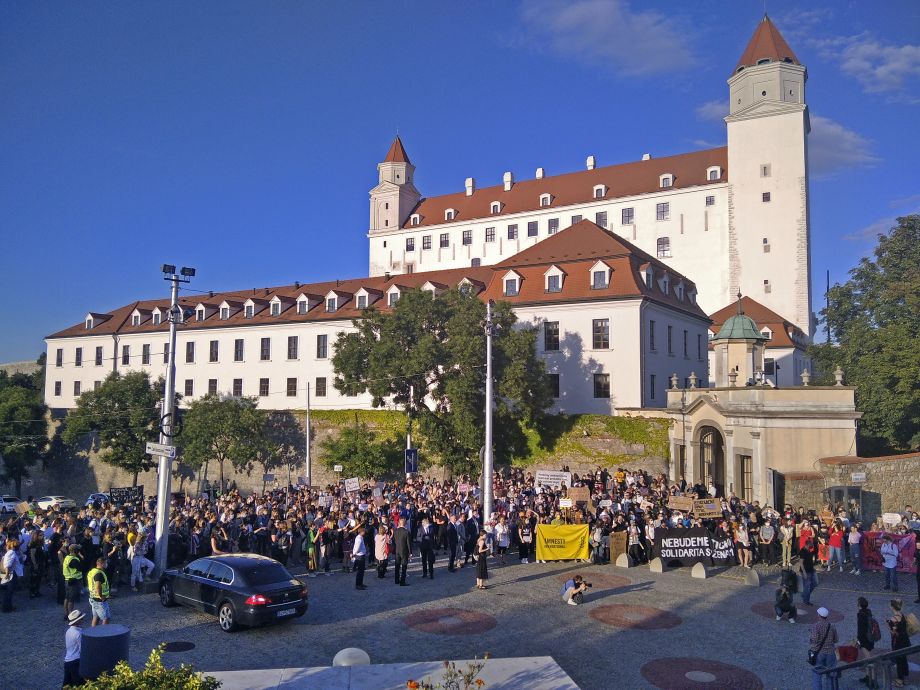 Stovky ľudí pochodovali v utorok v Bratislave za rešpektovanie reprodukčných práv.