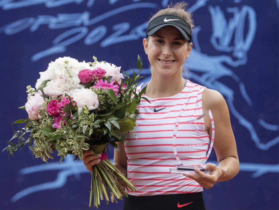 Na snímke švajčiarska tenistka Belinda Benčičová pózuje s trofejou po víťazstve na turnaji Bratislava Open