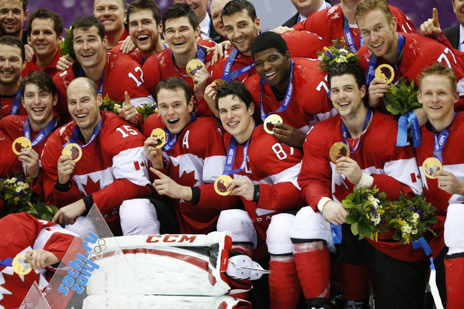 Hráči Kanady pózujú so zlatými medailami po víťazstve 3:0 nad Švédskom po finálovom zápase na ZOH v Soči 23. februára 2014.